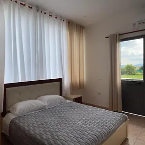 Hostel Internacional, Grilë